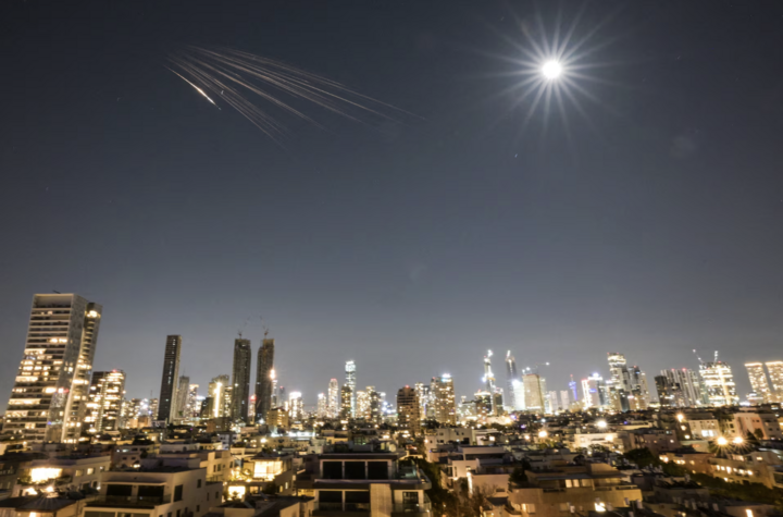 Tên lửa Iran mang đầu đạn chùm bay về phía Israel. (Ảnh: Reuters)