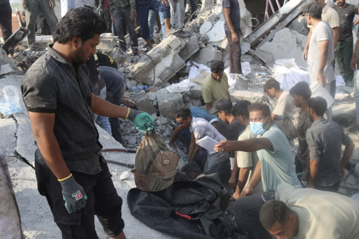 Tehran là đô thị 10 triệu dân, có mật độ dân cư rất cao và là nơi đặt trụ sở của các cơ quan chính phủ và quân đội. Trong khi chúng lại nằm gần khu thương mại, dân cư. Thực tế này khiến dân thường dễ bị tổn thương khi Mỹ và Israel mở rộng danh sách mục tiêu tấn công. (Ảnh: Reuters)