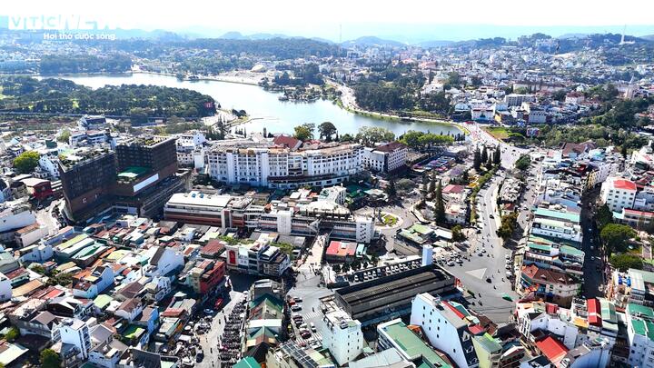 Rạp chiếu bóng 3 Tháng 4 có vị trí rất đắc địa ngay sát chợ Đà Lạt, trung tâm khu Hòa Bình.