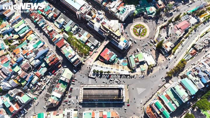 Ở đây, mỗi mét vuông đất có giá hàng trăm triệu đồng, nhà cửa mọc lên san sát nhau.