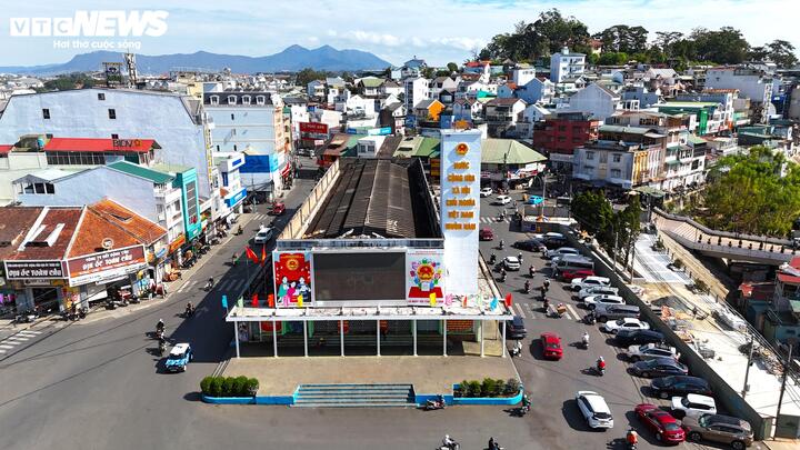 Ðắc địa nhất là Rạp chiếu bóng 3 Tháng 4, thuộc khu Hòa Bình (phường Xuân Hương - Ðà Lạt), diện tích 643 m² được xây dựng năm 1952 do Trung tâm Phát hành phim và Chiếu bóng tỉnh Lâm Đồng thuộc Sở Văn hóa - Thể thao và Du lịch quản lý từ cuối năm 2005.