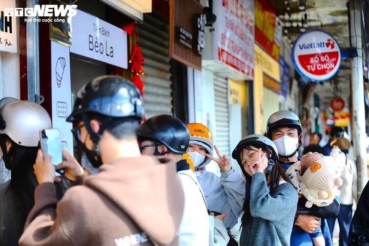 Một số quầy nhỏ trong khuôn viên rạp được thuê và buôn bán nước giải khát cho du khách.