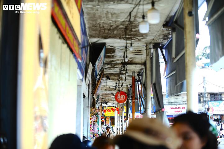 Tường, trần của rạp xuống cấp, rệu rã.