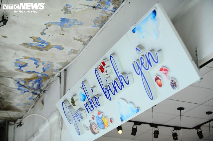 Một góc trần của rạp loang lổ vết thời gian.