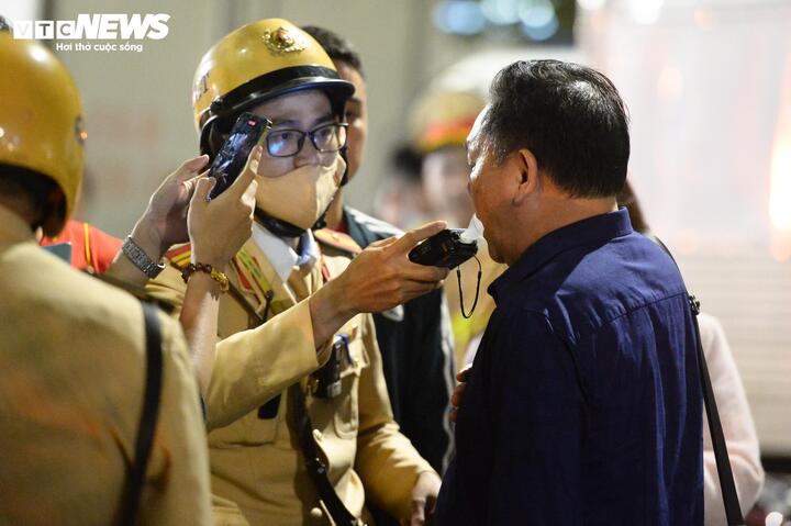 Lực lượng chức năng kiểm tra nồng độ cồn của một tài xế liên quan vụ va chạm.