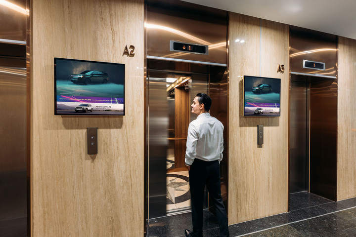 Không chỉ dừng ở hiển thị, quảng cáo được tiếp nhận trọn vẹn và ghi nhớ trong khoảng thời gian chờ thang máy.