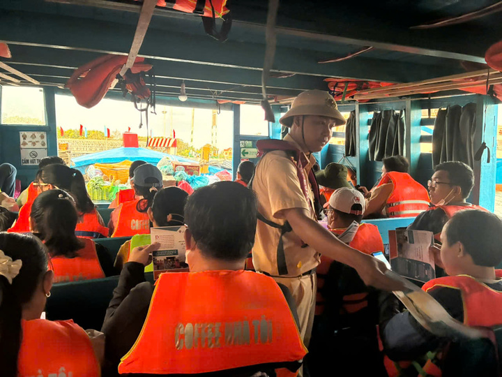 CSGT TP.HCM tăng cường tuần tra, kiểm tra nồng độ cồn với người điều khiển phương tiện đường thủy tại các khu du lịch, lễ hội.