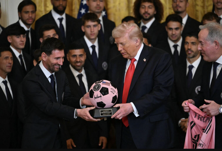 Đội trưởng Messi tặng ông Trump quả bóng mang màu sắc đặc trưng của Inter Miami. (Nguồn: The Athletic)