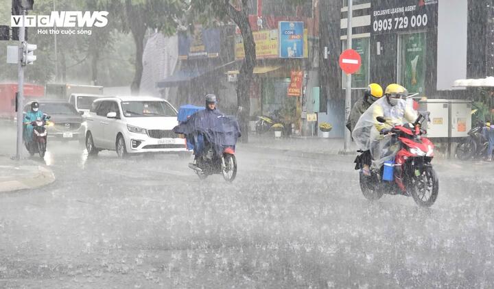 Mưa làm giảm tầm nhìn của các phương tiện tham gia giao thông.