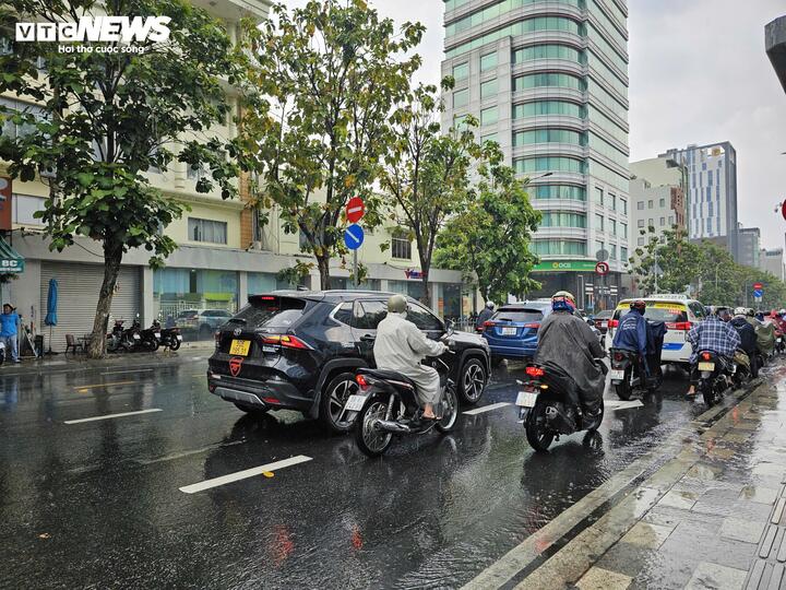 Đầu giờ chiều 6/3, nhiều nơi tại TP.HCM trời bắt đầu đổ mưa.