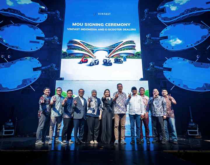 Đại diện VinFast và các đại lý xe máy điện tại Indonesia tại lễ ký kết Biên bản ghi nhớ (MoU) hợp tác phân phối xe máy điện.