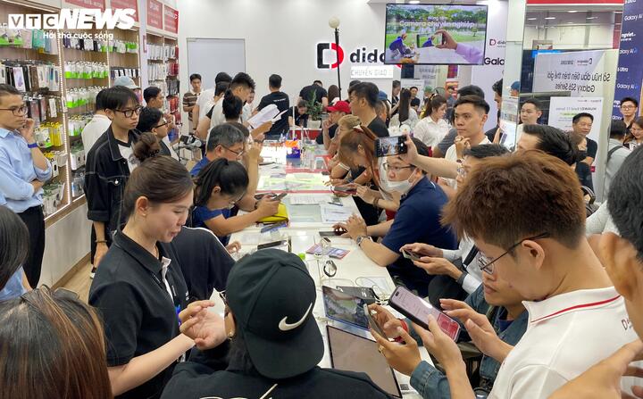 Người dân tập trung rất đông để chờ lấy máy lúc 0h. (Ảnh: Đại Việt)