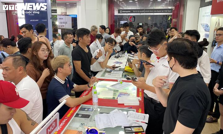 Hàng trăm khách hàng đầu tiên ở TP.HCM đã được giao máy Samsung Galaxy S26 Series lúc rạng sáng.