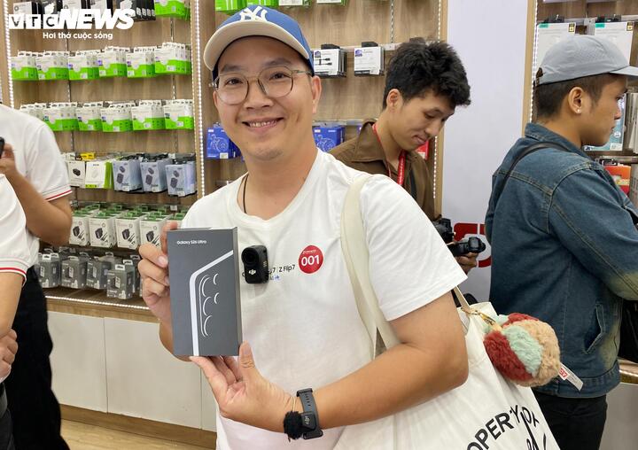 Anh Trần Thế Hiển là một trong những người đầu tiên nhận chiếc điện thoại mới.