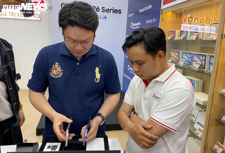 Anh Huy đổi điện thoại Galaxy S25 Ultra cũ để lấy Galaxy S26 Utra mới.