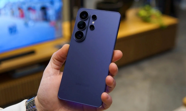 Galaxy S26 Ultra với nhiều tính năng mới và khả năng chụp ảnh thiếu sáng tốt hơn.