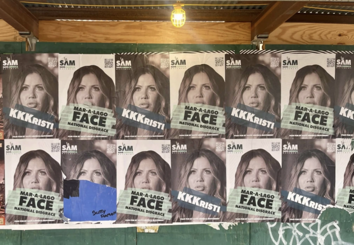 Hình ảnh phản đối bà Noem trên đường phố Washington