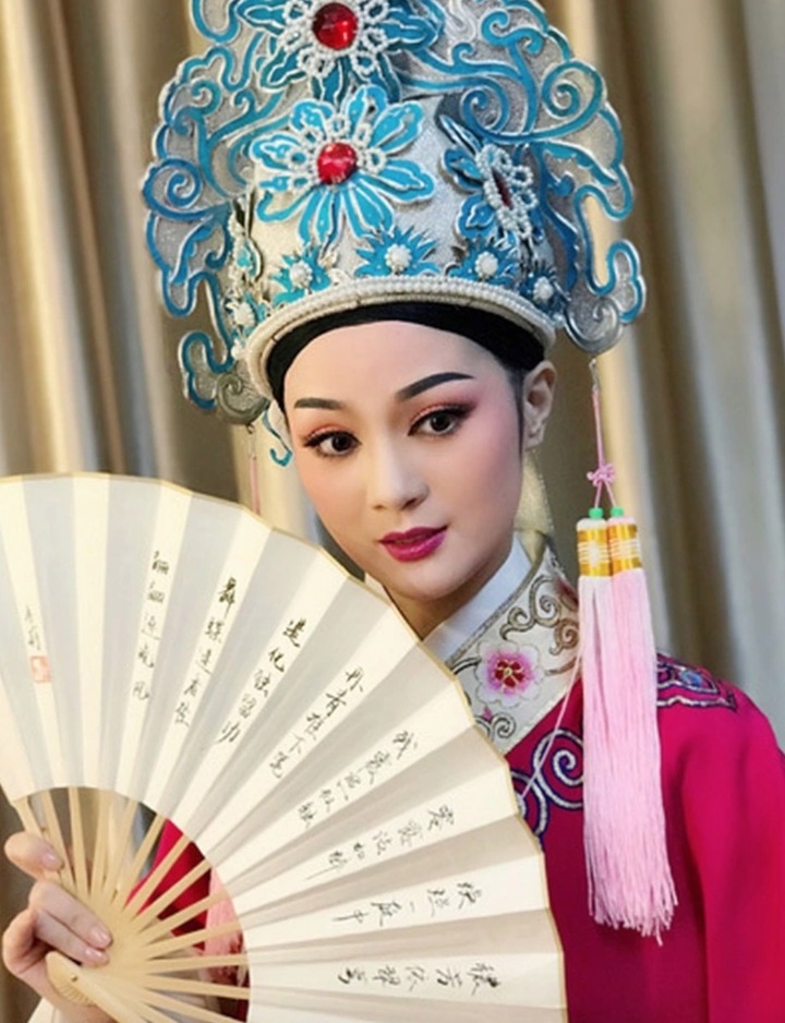 Nữ diễn viên phát triển sự nghiệp trên sân khấu hý kịch.