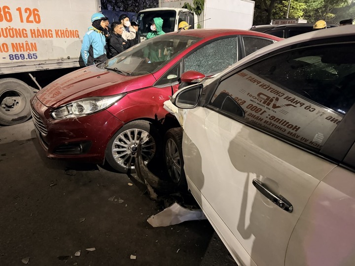 Ô tô tông liên hoàn hàng loạt xe trên phố Hà Nội, nhiều người bị thương - 1