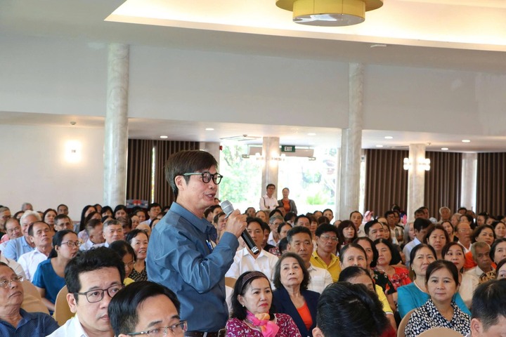 Wyborcy zadają pytania kandydatom.