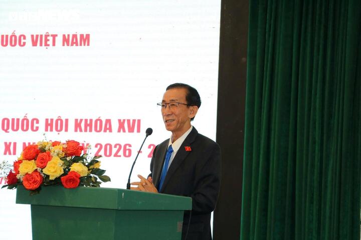 Kandydat - prof. dr hab. Tran Hoang Ngan - przewodniczący Rady Doradczej ds. Przełomowego Rozwoju Uniwersytetu Sajgońskiego, spotkał się z wyborcami podczas wyborów.