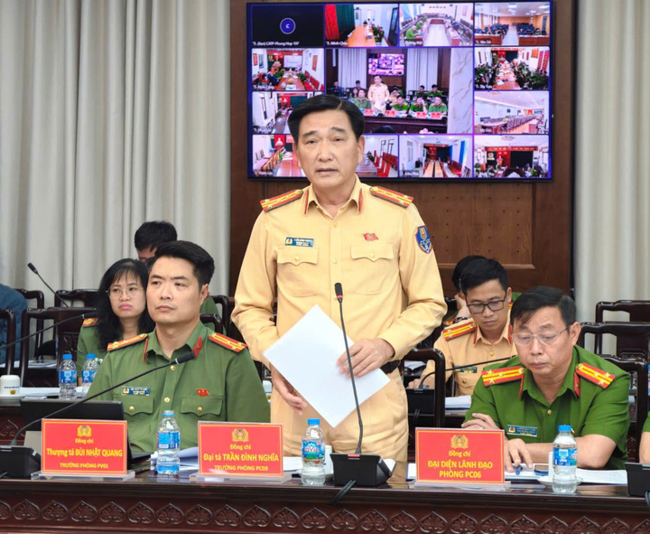 Các đại biểu phát biểu tham luận.