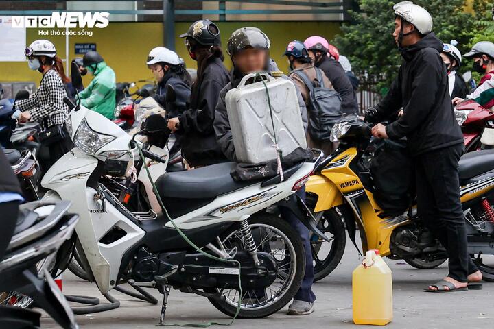 Việc mang can mua xăng về tích trữ là không cần thiết và tiềm ẩn nhiều nguy cơ cháy nổ. (Ảnh: Minh Đức).