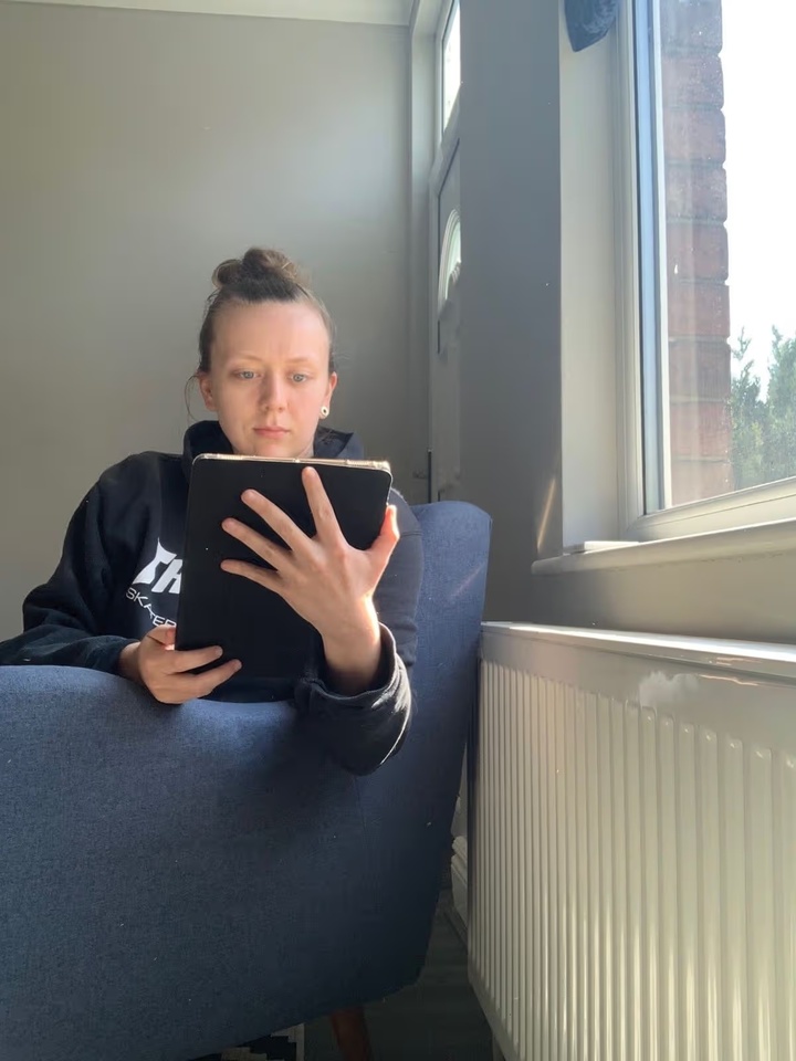 Emma kiếm được một nửa thu nhập từ các công việc làm thêm.