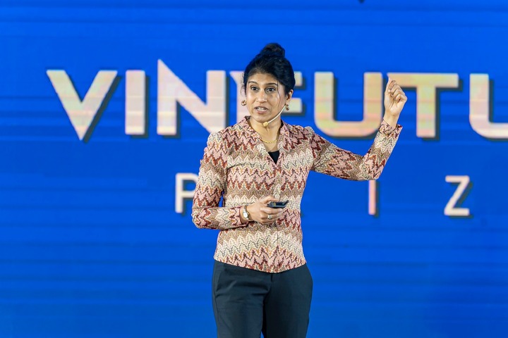 TS. Jayshree Seth tham dự và trình bày tại chuỗi tọa đàm "Khoa học vì cuộc sống" do Quỹ Vinfuture tổ chức tháng 12/2025. (Ảnh: VinFuture)