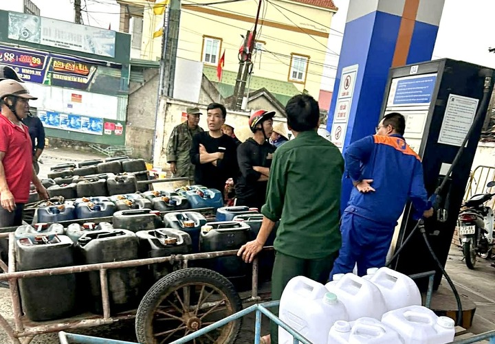 Một điểm mua bán xăng dầu.