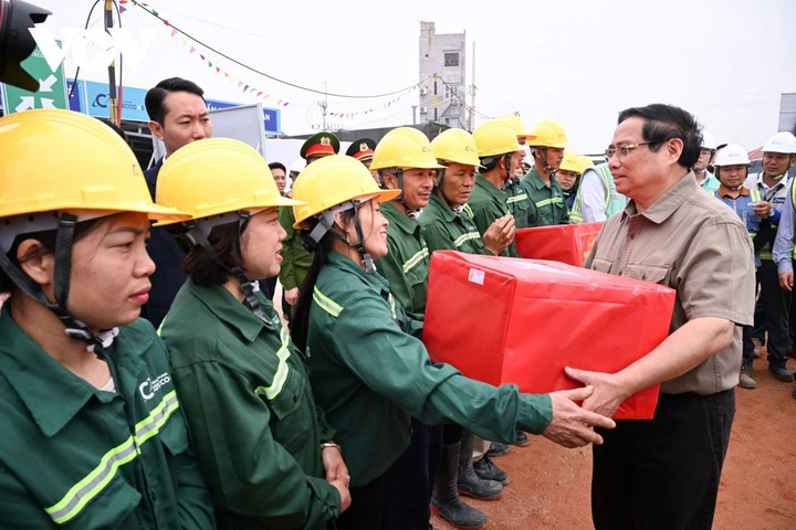 Thủ tướng tặng quà cán bộ công nhân viên, người lao động đang làm việc tại Dự án.