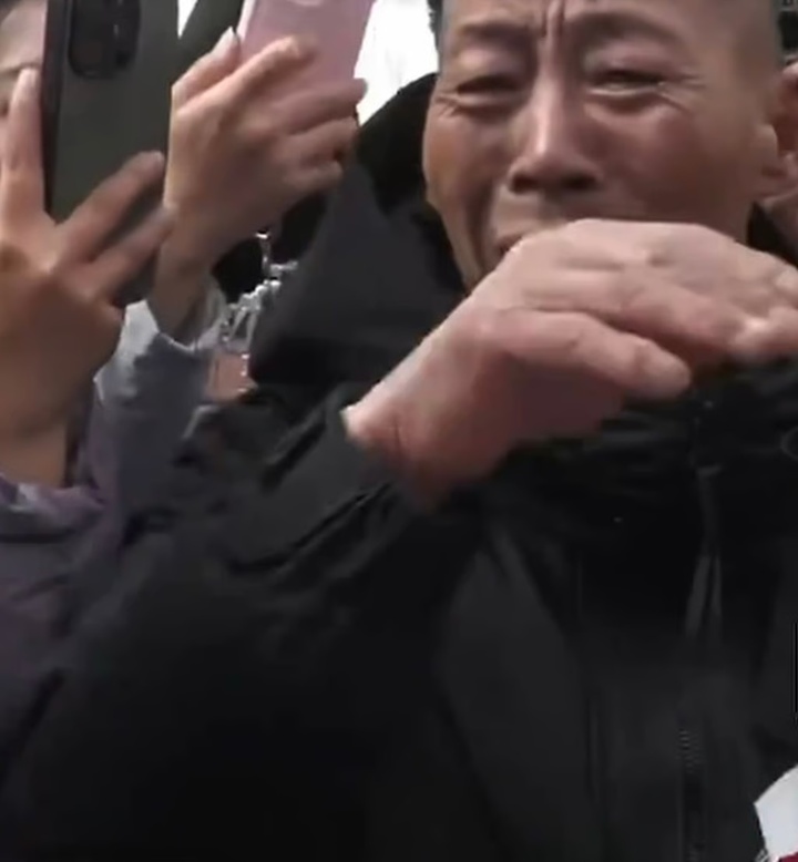 Cha ruột của Zhang Yunpeng nghẹn ngào trong buổi đoàn tụ. (Ảnh: thepaper)