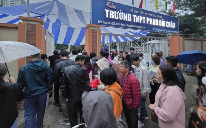 Nhiều phụ huynh tập trung từ rạng sáng 3/3 để nộp hồ sơ cho con tại Trường THPT Phan Bội Châu, Hà Đông, Hà Nội. (Ảnh: INT)