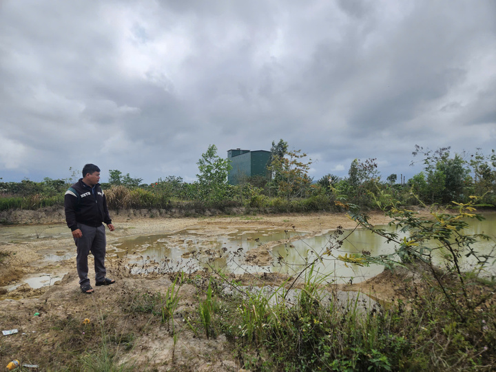 Mảnh đất của gia đình ông Ngụ bỗng dưng bị biến thành ao.