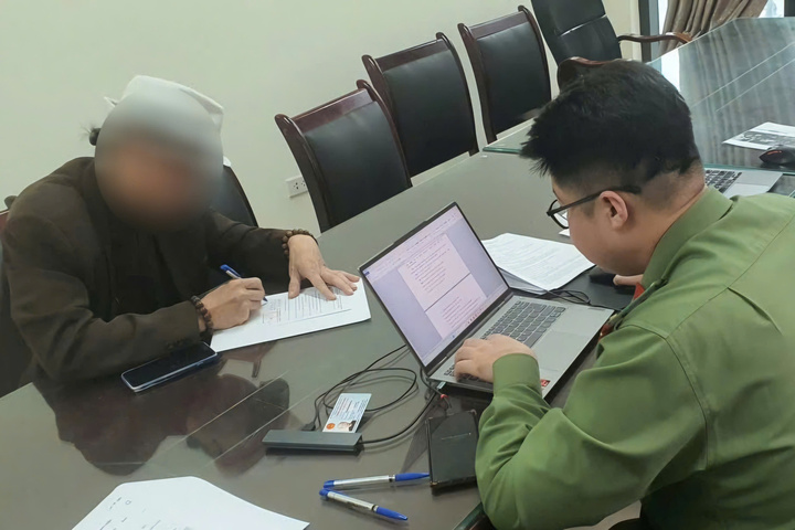 Cơ quan Công an làm việc với ông N.M.H (Ảnh: Công an TP Hà Nội)