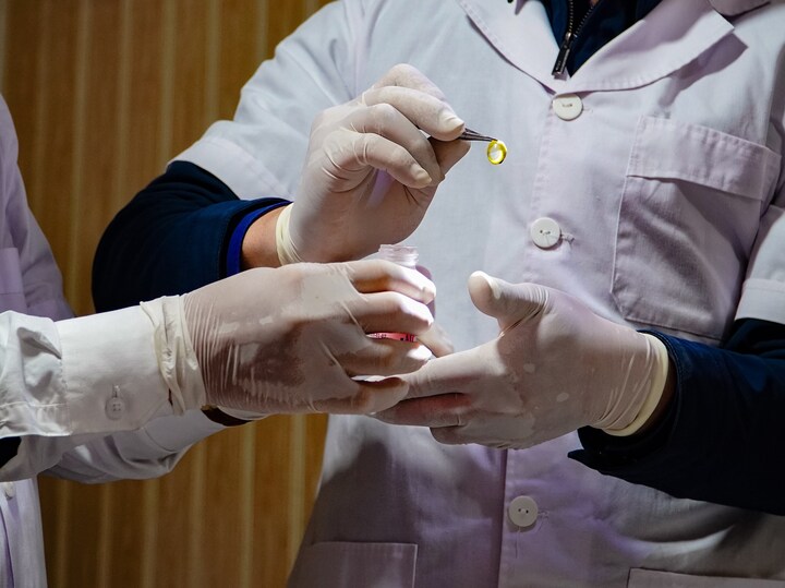 Nhân viên y tế lấy thành công giác mạc người hiến.