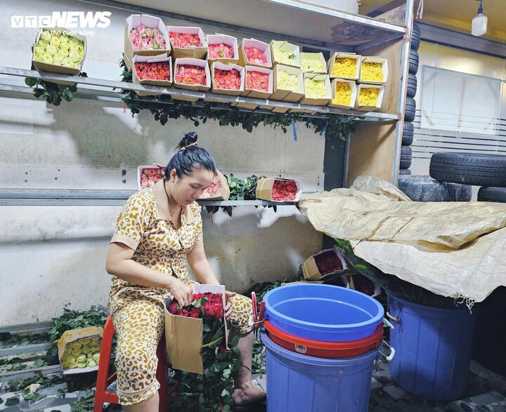 Giá hoa hồng 8/3 tăng kỷ lục: Khách bất ngờ, tiểu thương TP.HCM lo ế - 7