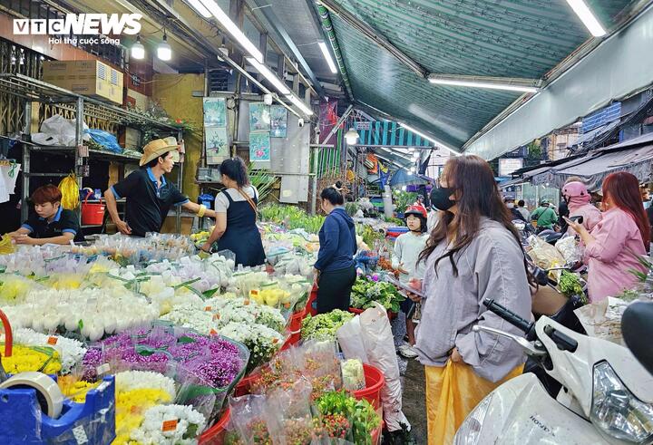 Không khí mua bán hoa tại chợ Hồ Thị Kỷ (chợ hoa lớn nhất TP.HCM) những ngày sát 8/3 đang rất nhộn nhịp. Nhiều tiểu thương cho biết thị trường năm nay khá đặc biệt khi giá hoa hồng tăng cao kỷ lục.