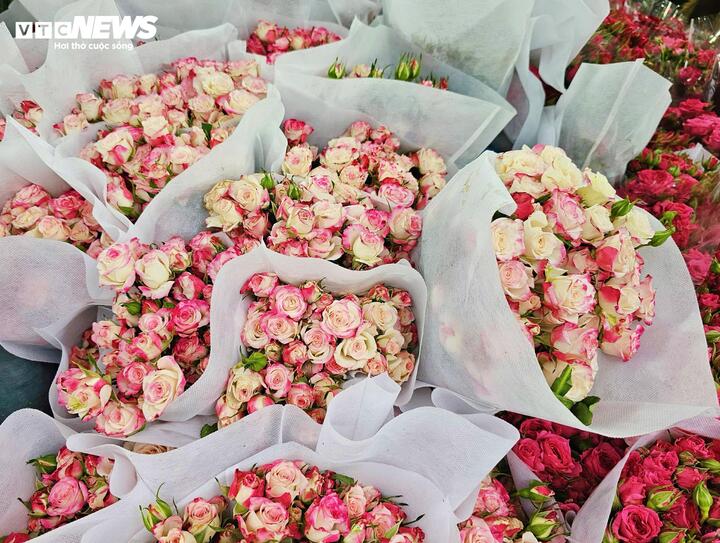 Hoa hồng Trung Quốc thường là loại hoa chùm, mỗi cành có từ 7 đến 10 bông. Theo các tiểu thương, độ bền của loại hoa này được đánh giá tương đối tốt, không thua kém nhiều so với hoa Đà Lạt. Nhờ vậy, đây trở thành lựa chọn thay thế trong bối cảnh giá hoa nội địa tăng cao.