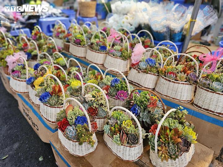 Giá hoa hồng 8/3 tăng kỷ lục: Khách bất ngờ, tiểu thương TP.HCM lo ế - 20