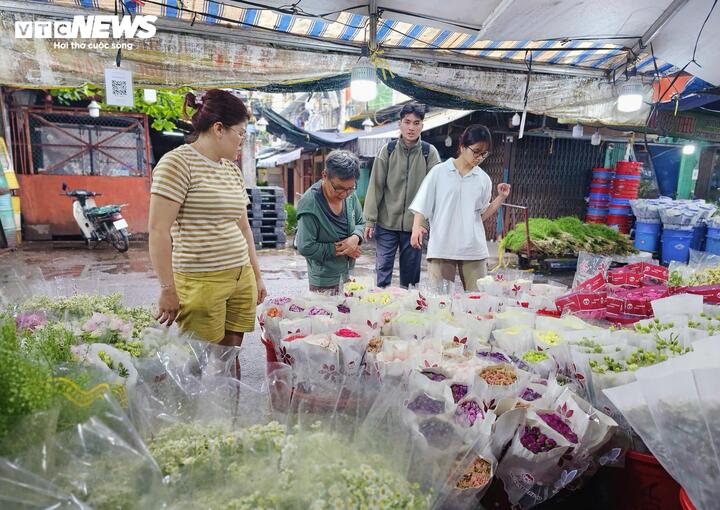 Giá hoa hồng 8/3 tăng kỷ lục: Khách bất ngờ, tiểu thương TP.HCM lo ế - 17