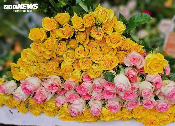 Cũng cho rằng giá hoa hồng tăng mạnh năm nay là nguồn hàng khan hiếm nhưng anh Nguyên nói "giá cao chưa chắc mang lại lợi nhuận cao vì sức mua của khách hàng có thể giảm khi chi phí tăng lên đáng kể".