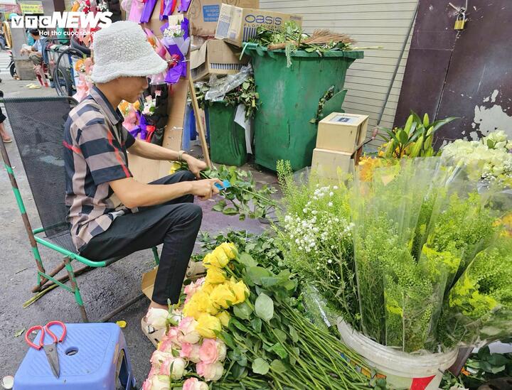 Trước áp lực giá hoa tăng mạnh, nhiều khách hàng thay đổi thói quen mua sắm dịp 8/3. Thay vì mua những bó hoa lớn, nhiều người chỉ chọn vài cành hồng rồi phối thêm các loại hoa khác để giảm chi phí.