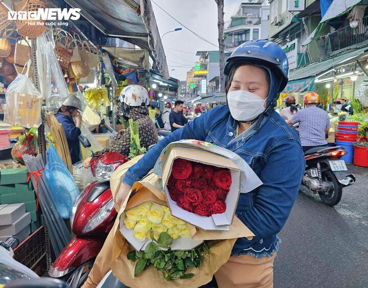 Nhiều khách hàng tỏ ra khá bất ngờ vì giá hoa hồng năm nay tăng quá mạnh. Có vị khách mọi năm mua rất nhiều nhưng năm nay chỉ mua 3 bó hồng với giá 2 triệu đồng. Tiểu thương Ngọc Mai cho biết, giá sỉ tại chợ hoa đã tăng gấp rưỡi nên khi bán lẻ, chị không dám báo giá cao quá, sợ khách không mua.