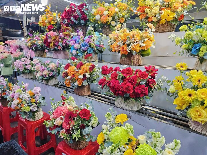 Giá hoa hồng 8/3 tăng kỷ lục: Khách bất ngờ, tiểu thương TP.HCM lo ế - 18