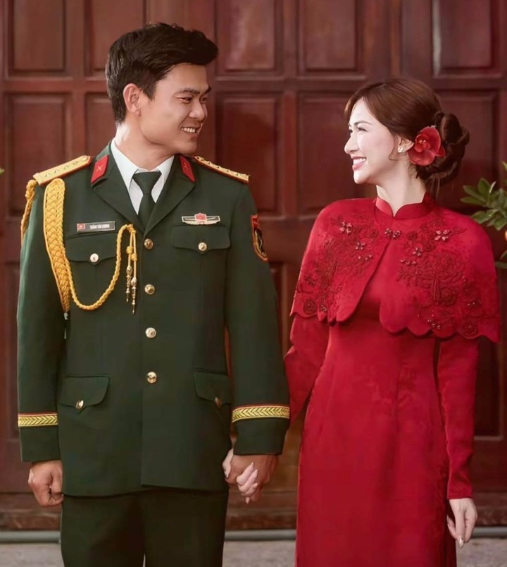 Hòa Minzy vừa công khai hạnh phúc mới bên bạn trai. Bạn trai cô tên Thăng Văn Cương, sinh năm 1995 (cùng tuổi cô), quê Bắc Giang cũ (nay thuộc Bắc Ninh). Bạn trai Hòa Minzy xuất thân trong một gia đình làm nông. Anh mang hàm đại úy, công tác trong quân đội.