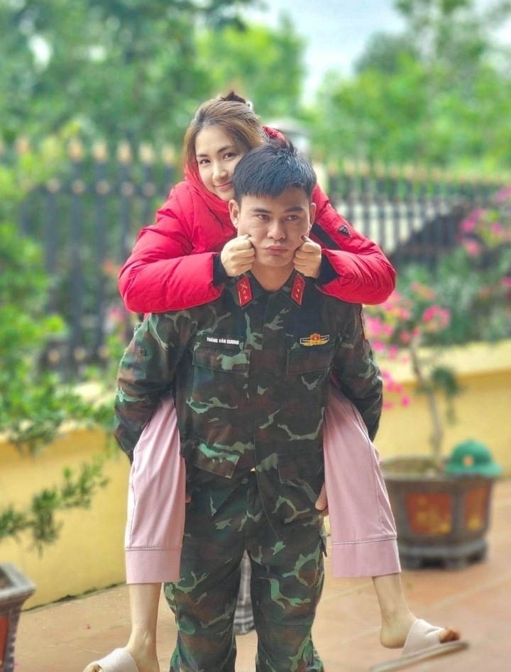 Trong suốt quãng thời gian yêu đương, cặp đôi gần như không để lộ bất kỳ dấu hiệu hẹn hò nào trên truyền thông hay mạng xã hội, khiến chuyện tình kéo dài nhiều năm nhưng vẫn giữ được sự riêng tư.