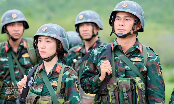 Trong chương trình, Văn Cương xuất hiện với vai trò hỗ trợ và đồng hành cùng các nghệ sĩ trải nghiệm môi trường quân đội. Tuy nhiên, trên sóng truyền hình, Hòa Minzy và anh hầu như không có tương tác đáng chú ý. Cả hai chỉ xuất hiện trong vài khung hình chung cùng các nghệ sĩ khác.