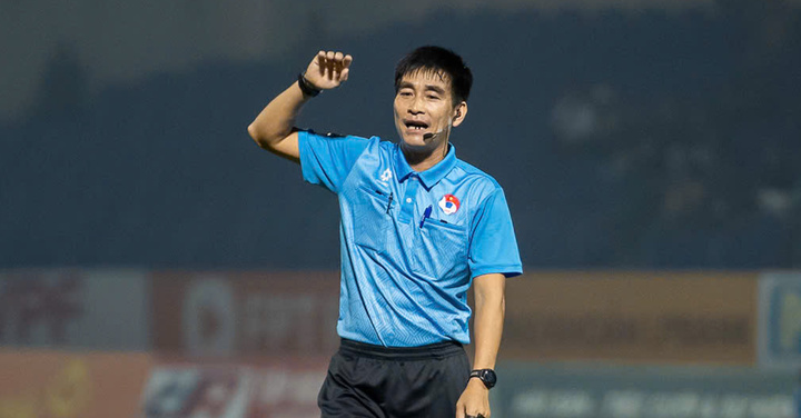 HLV Mai Xuân Hợp chỉ trích trọng tài Hoàng Thanh Bình.