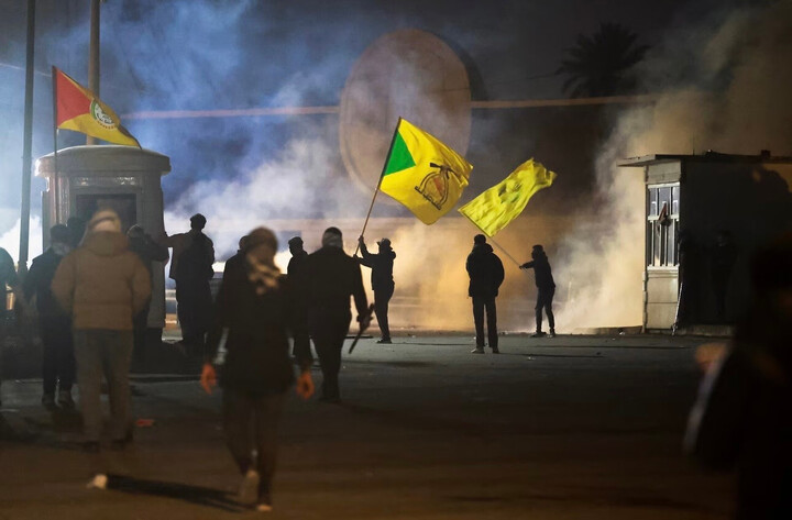 Người biểu tình tại Baghdad sau khi Mỹ và Israel tấn công Iran. (Ảnh: Reuters)